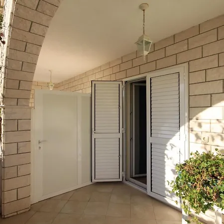 Apartment By The Sea Kastel Kambelovac, - 8627